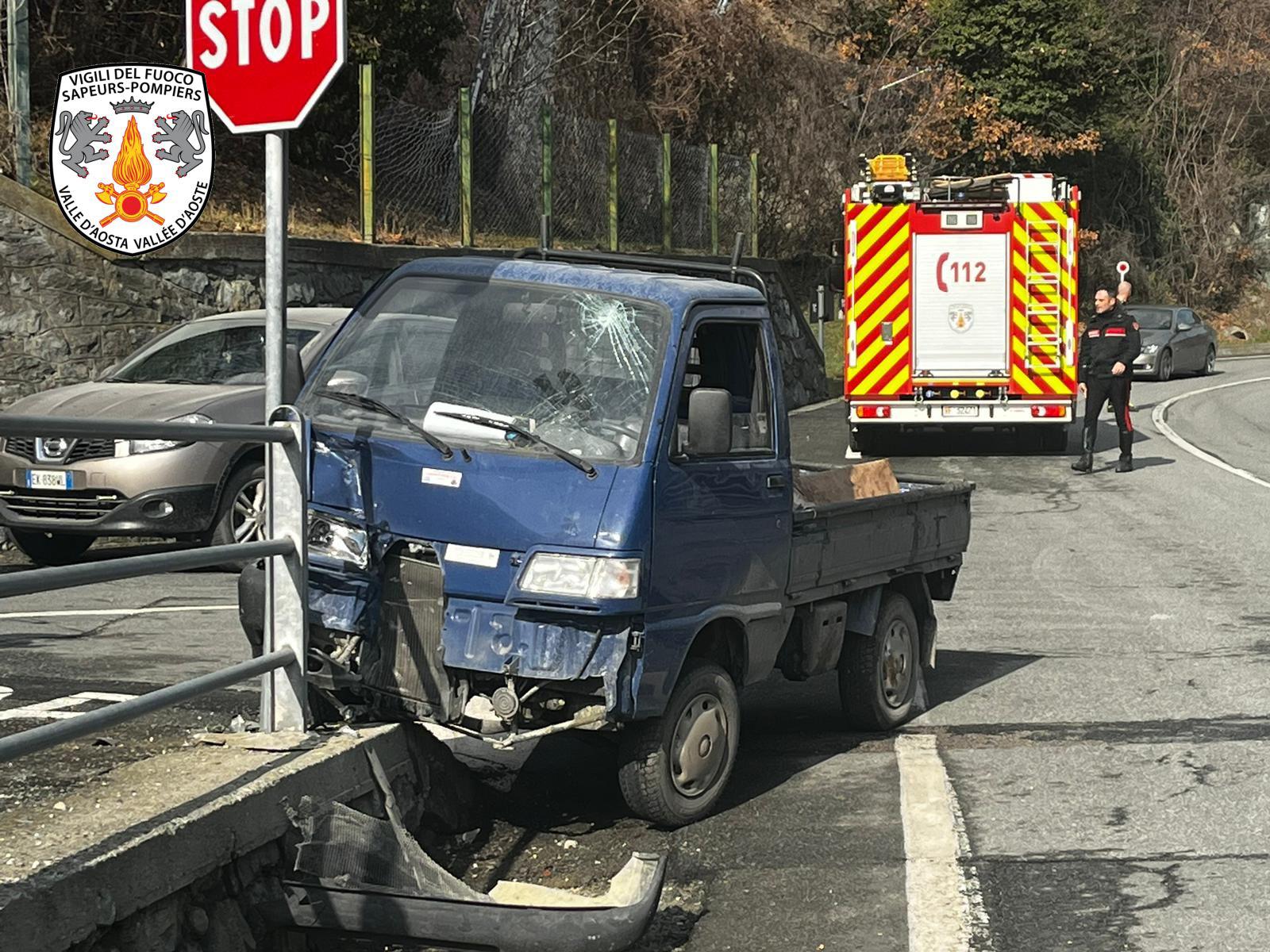 Châtillon: motocarro contro parapetto