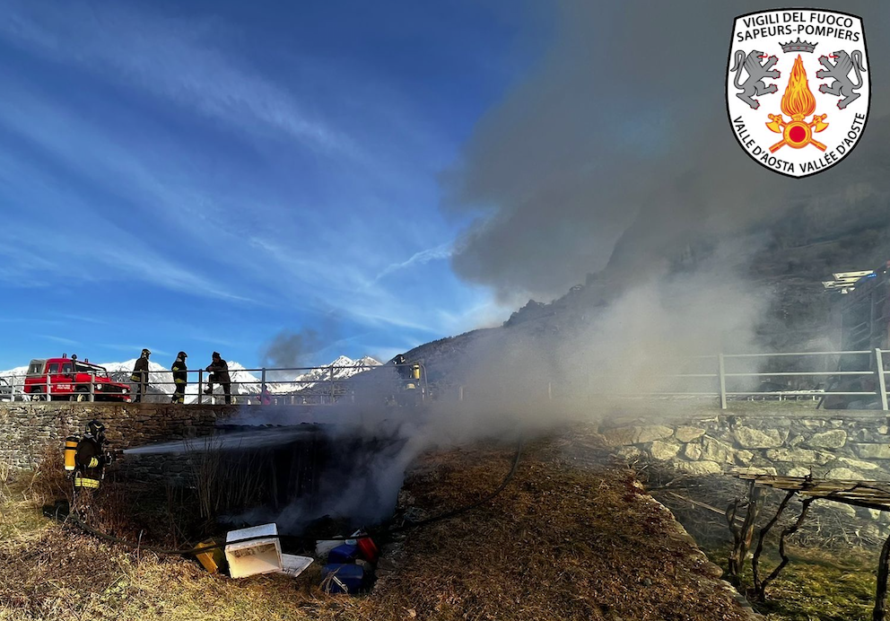 In fiamme una baracca di legno a La Salle