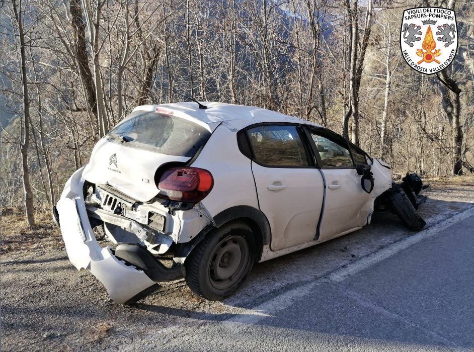 Auto si ribalta sulla strada per Saint-Barthelémy