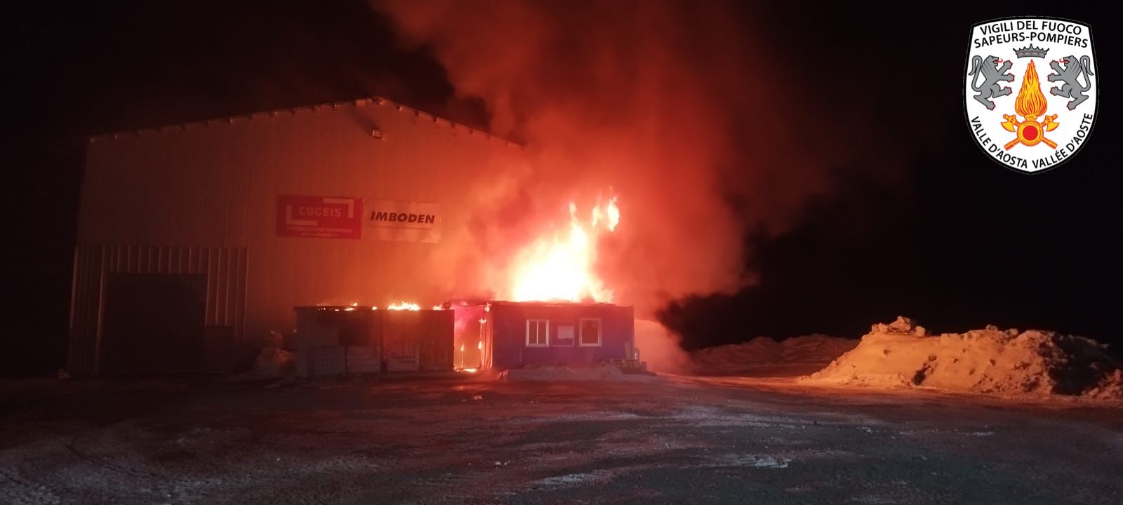 In fiamme un capannone sulle piste di Cervinia