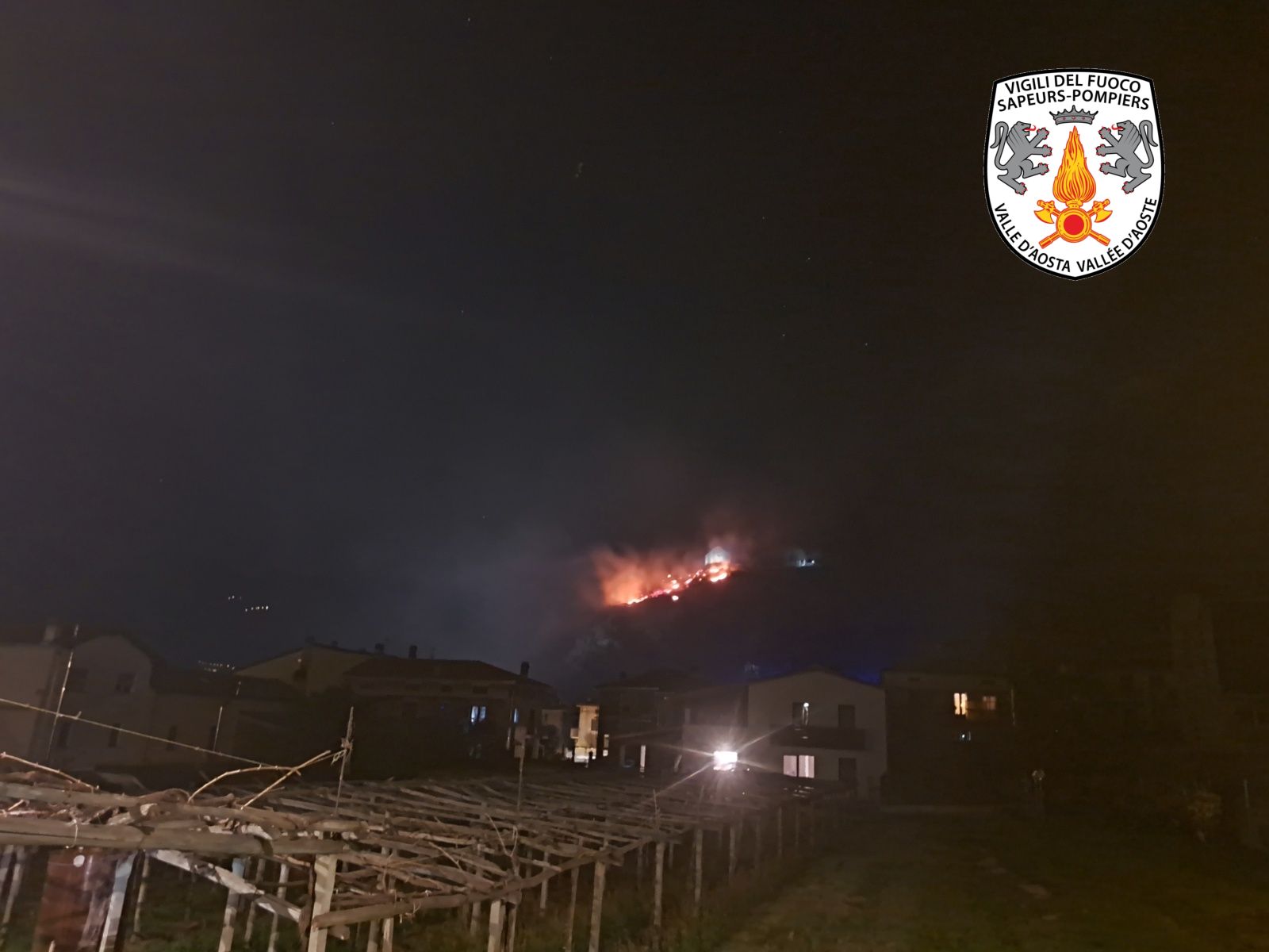 Incendio boschivo fra Pont-Saint-Martin e Carema