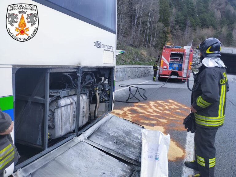 Pré-Saint-Didier: autobus in fiamme