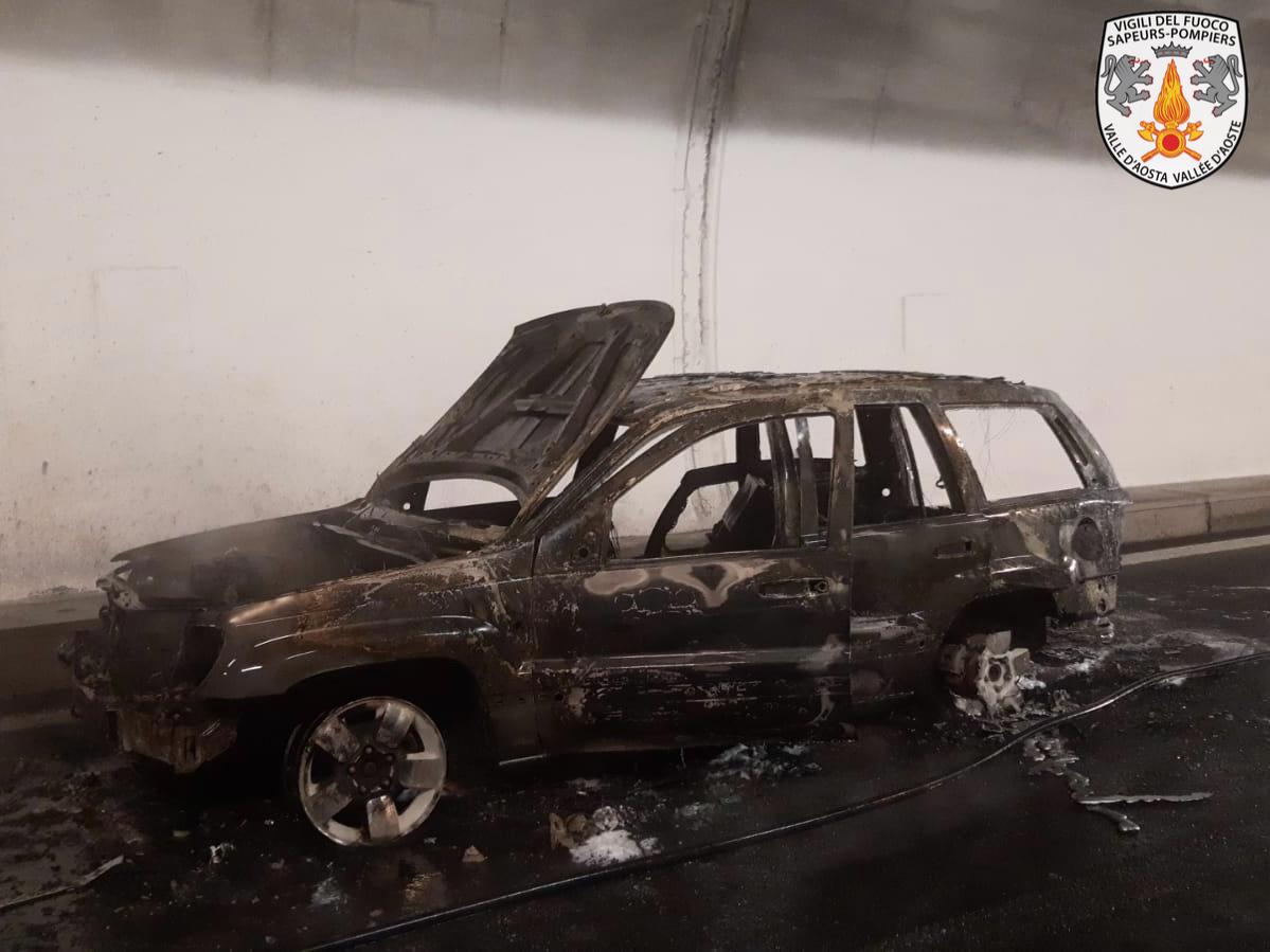 Incendio di un’auto sulla A5 a Courmayeur