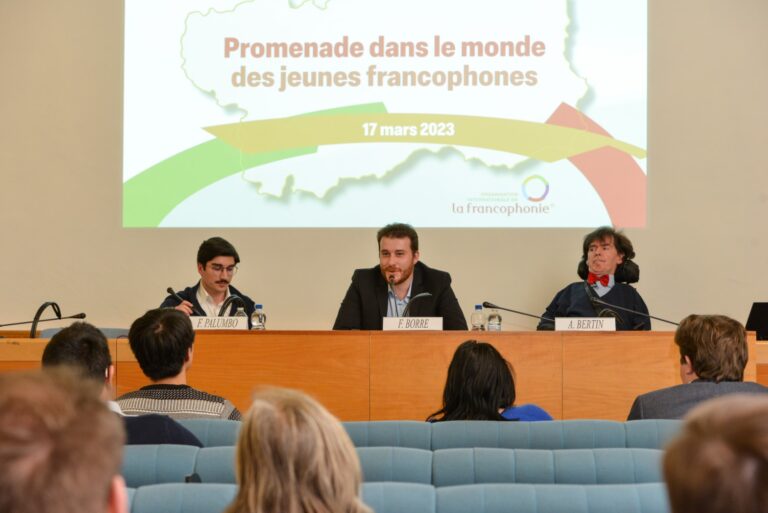 À Aoste, la conférence Promenade dans le monde des jeunes francophones