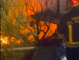 Tettoia di un barbecue in fiamme a Villa Chicco