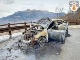 Auto in fiamme a Charvensod