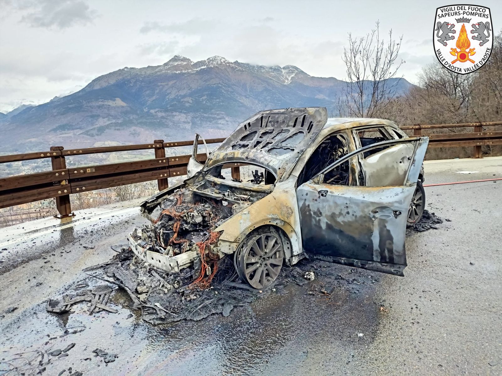 Auto in fiamme a Charvensod
