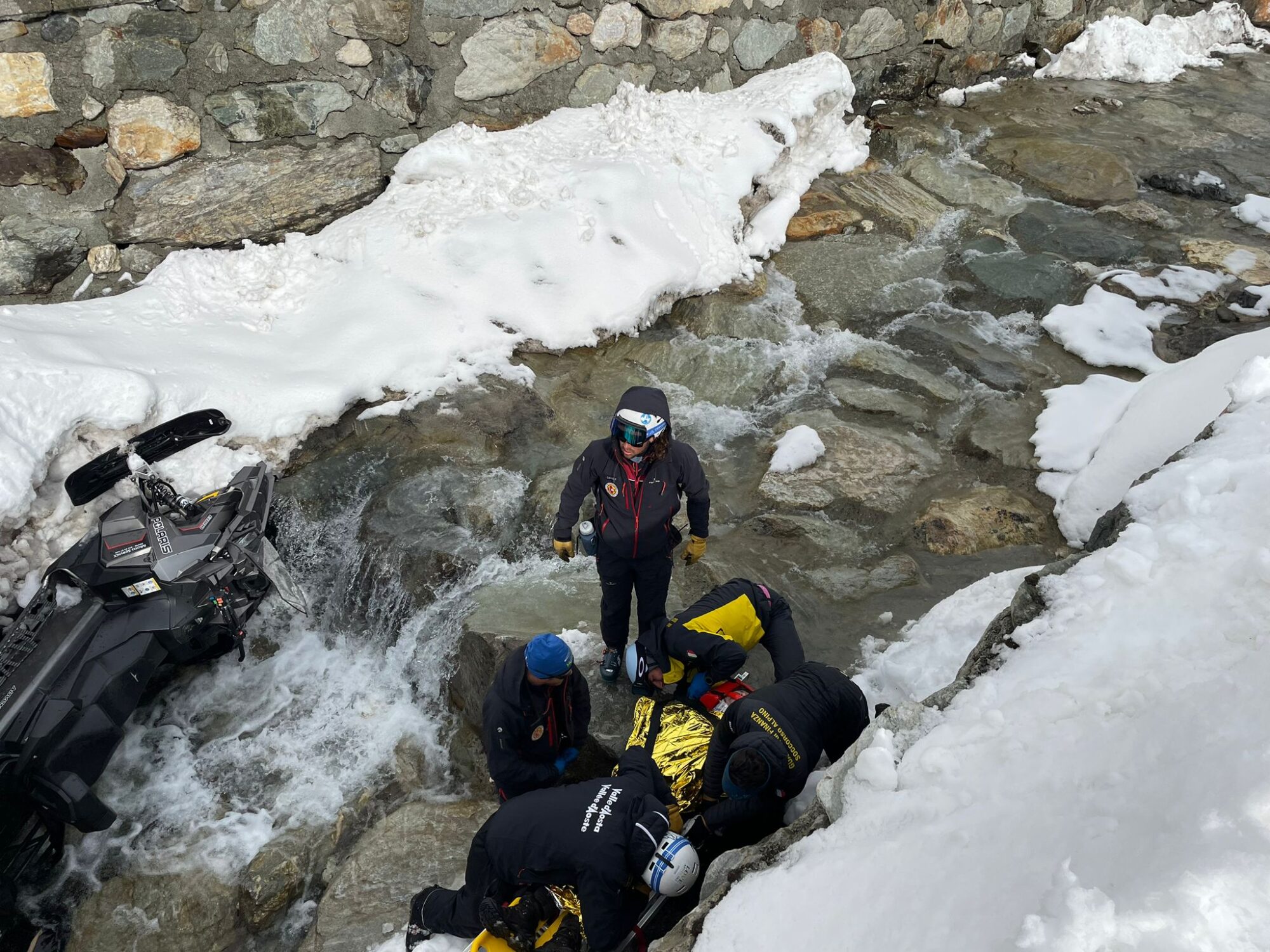 Cervinia: cadono nel torrente con la motoslitta