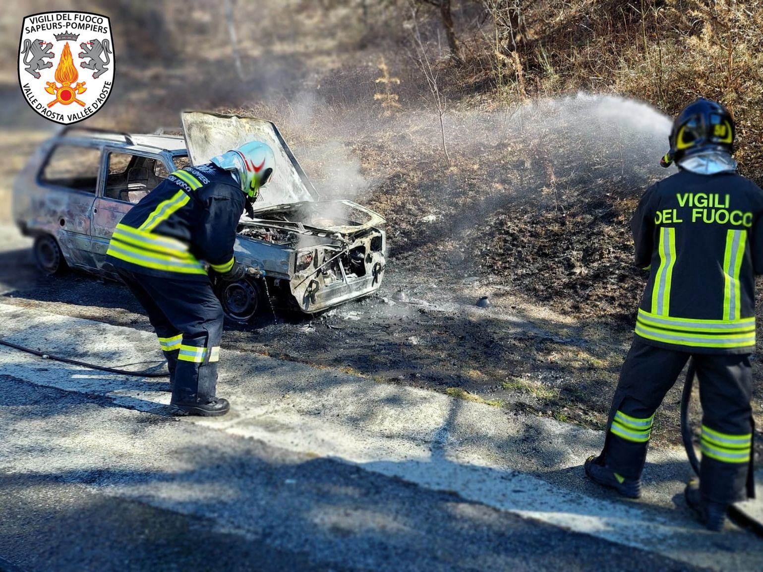 Auto in fiamme a Montjovet
