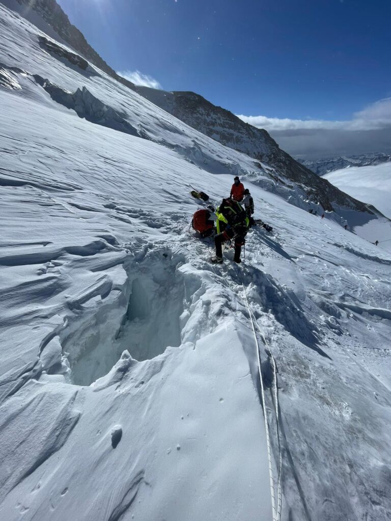 Scialpinista in un crepaccio a monte del Rifugio Gnifetti