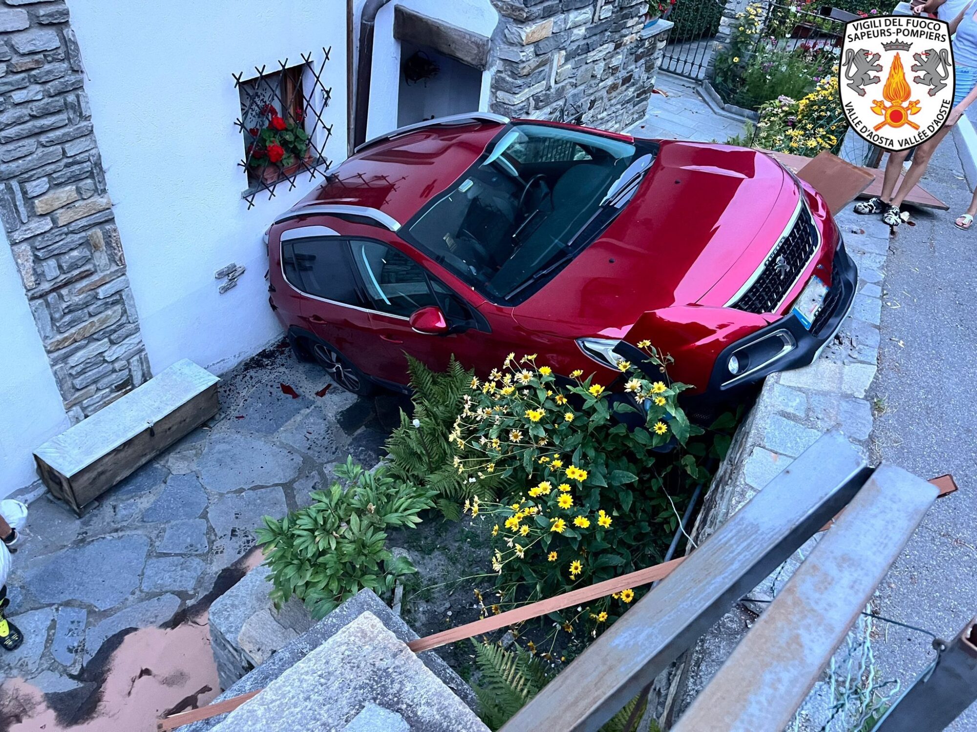 Auto in una fioriera a La Salle