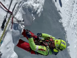 Due alpinisti in un crepaccio sul Monte Rosa