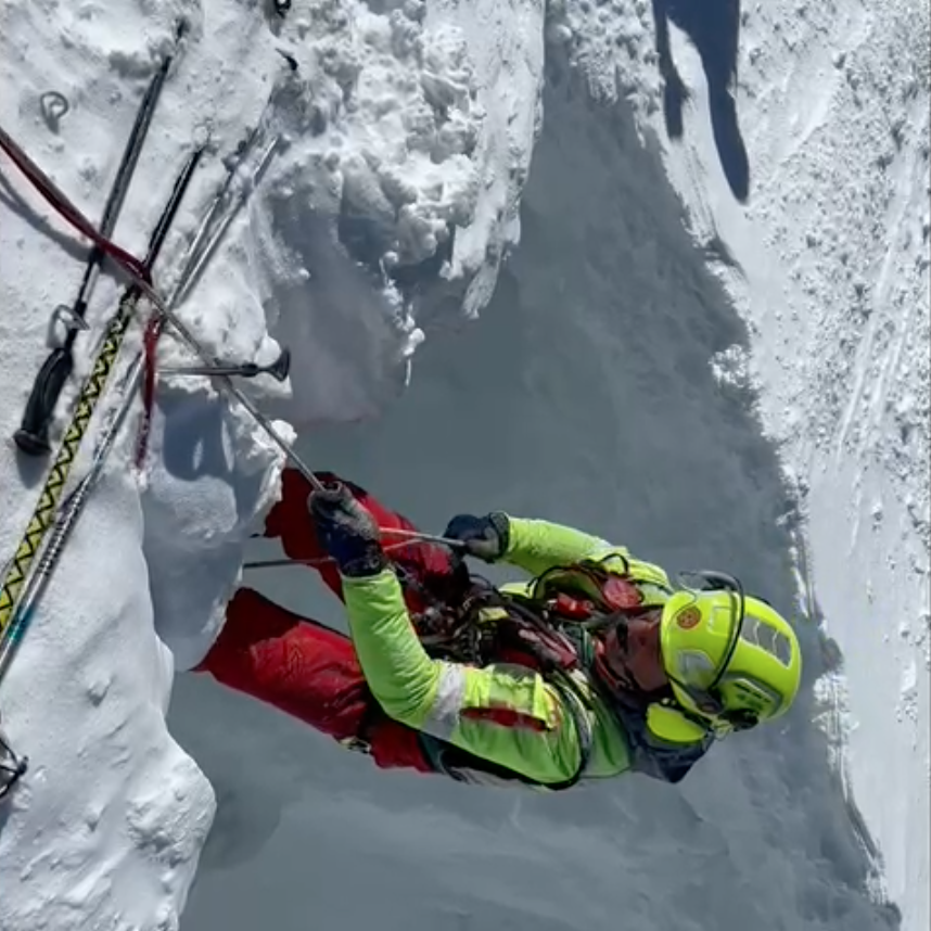 Due alpinisti in un crepaccio sul Monte Rosa