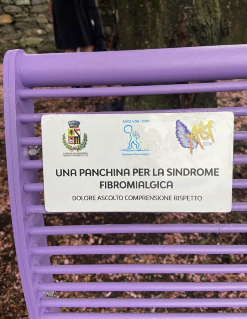 20230501-aymavilles-panchina-viola-fibromialgia