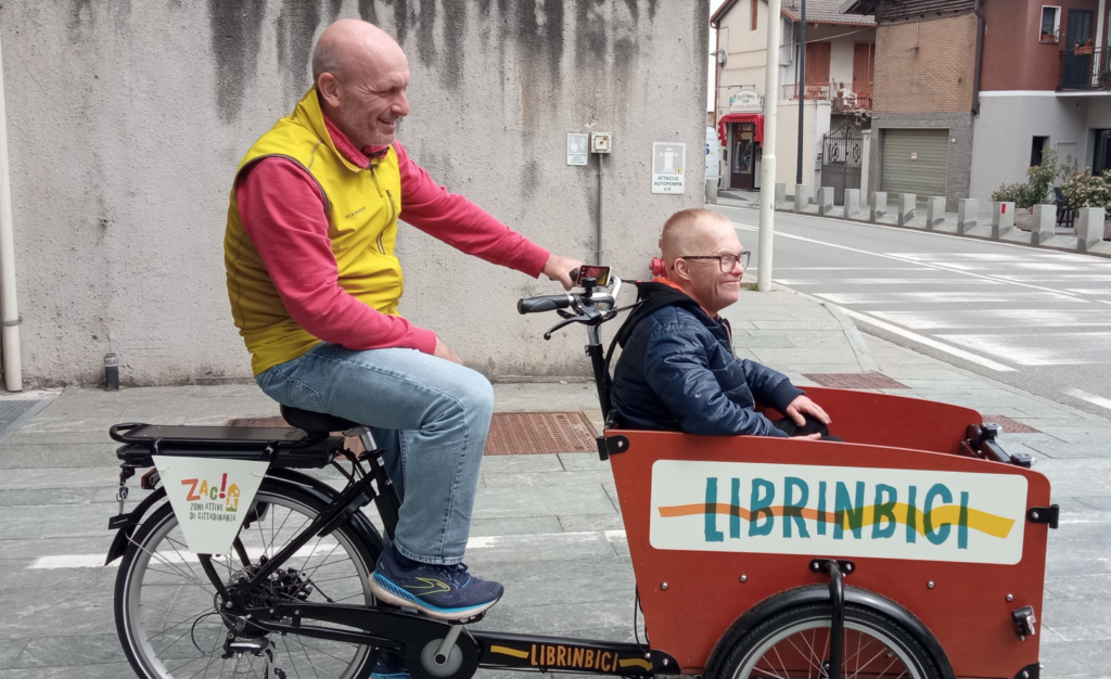 20230518-verres-biblioteca-consegna-libri-bici