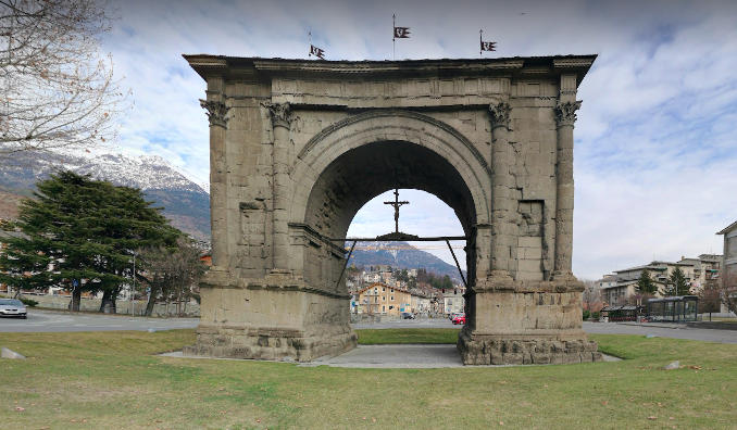 Aosta: autorizzato ma criticato il recupero degli edifici attorno all'Arco d'Augusto