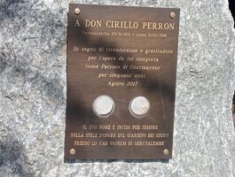 A Courmayeur, i vandali danneggiano la targa di Don Cirillo Perron