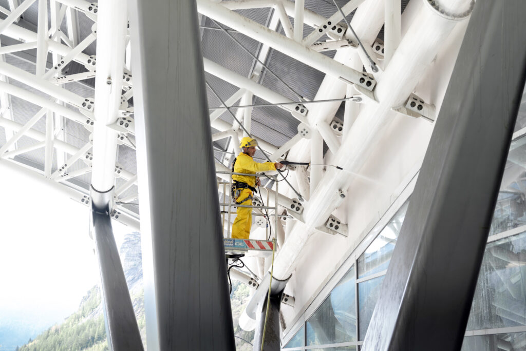 Skyway Monte Bianco pulizia vetri strutture