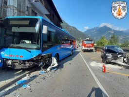 Incidente stradale a Donnas: auto contro bus