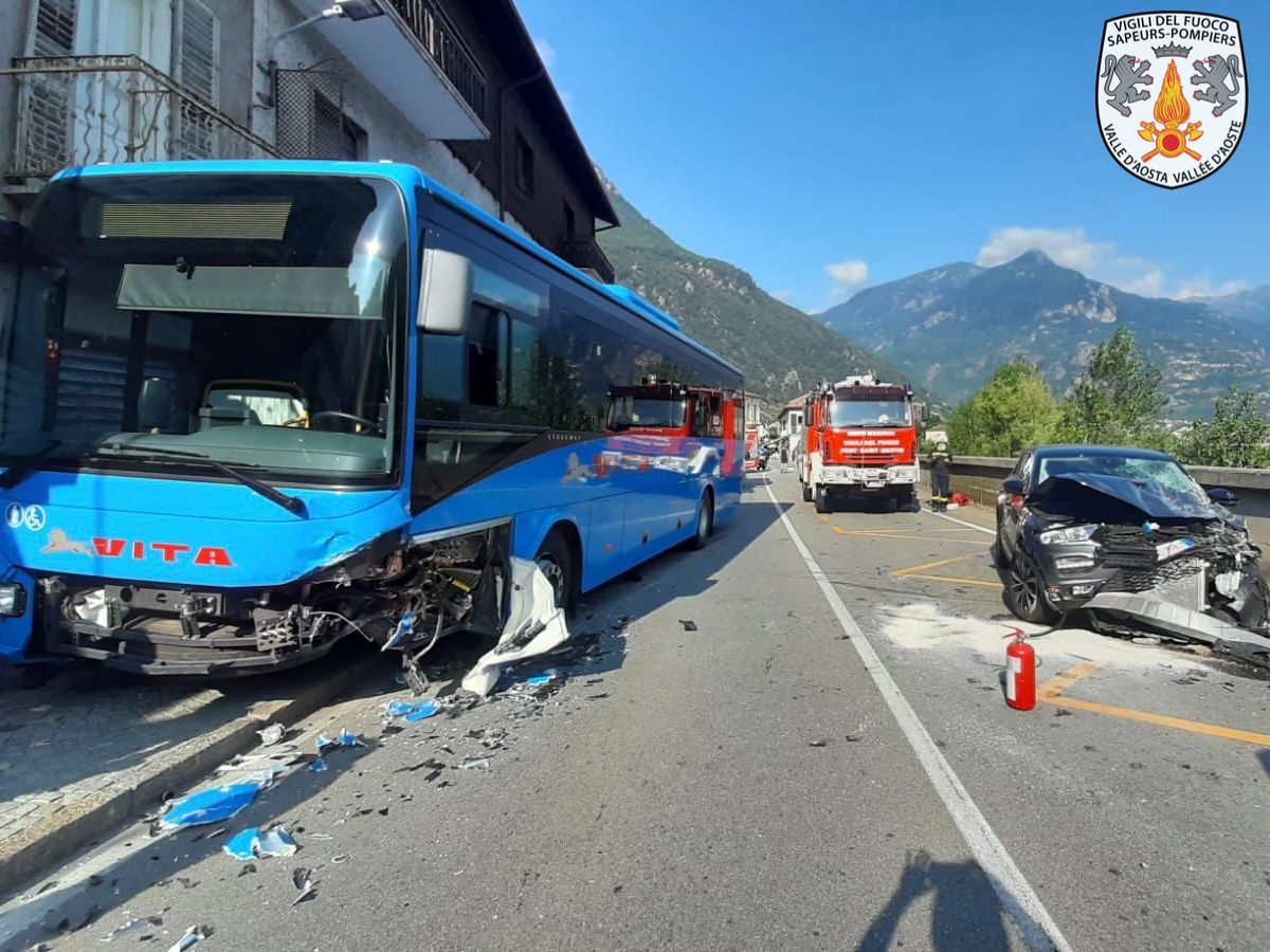 Incidente stradale a Donnas: auto contro bus