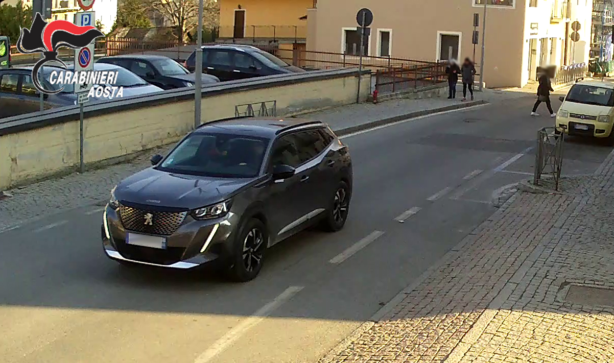 Derubano una 91 ad Aosta: identificati ma irreperibili