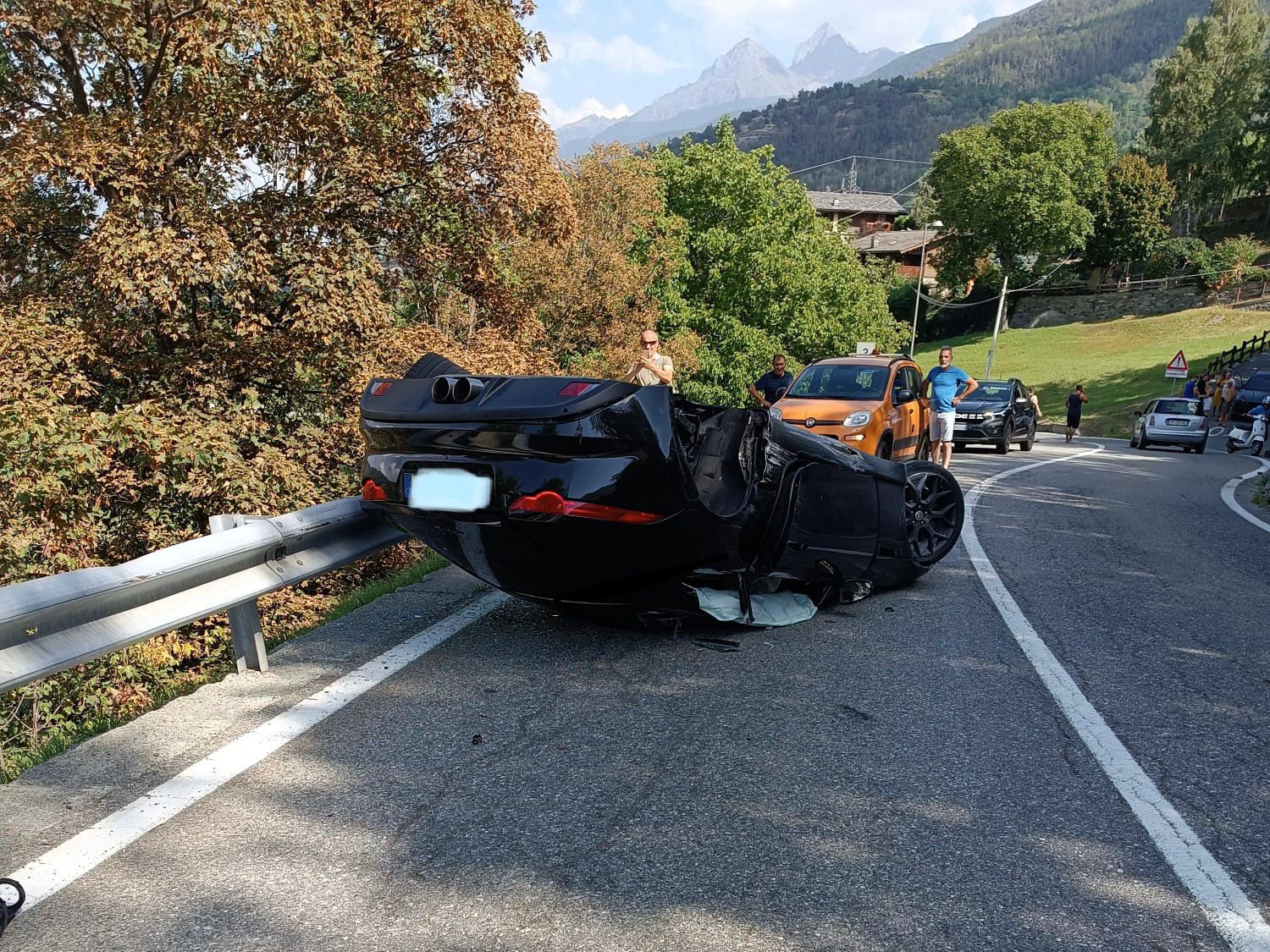 Auto si ribalta a Introd