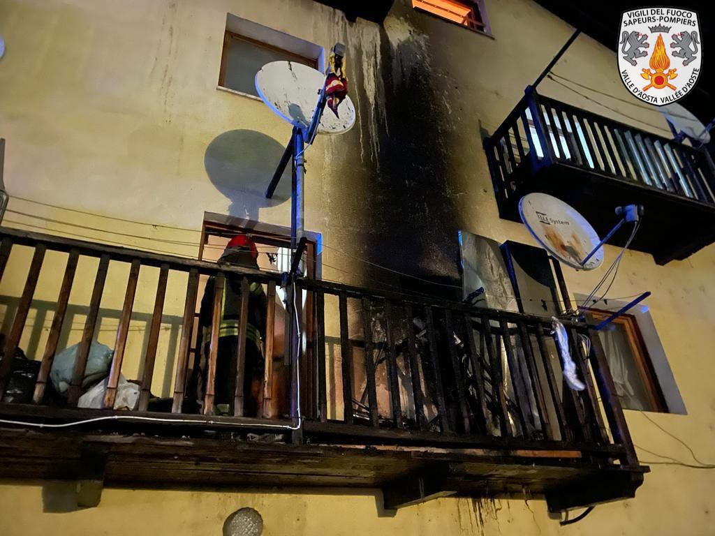 In fiamme un balcone a Sarre