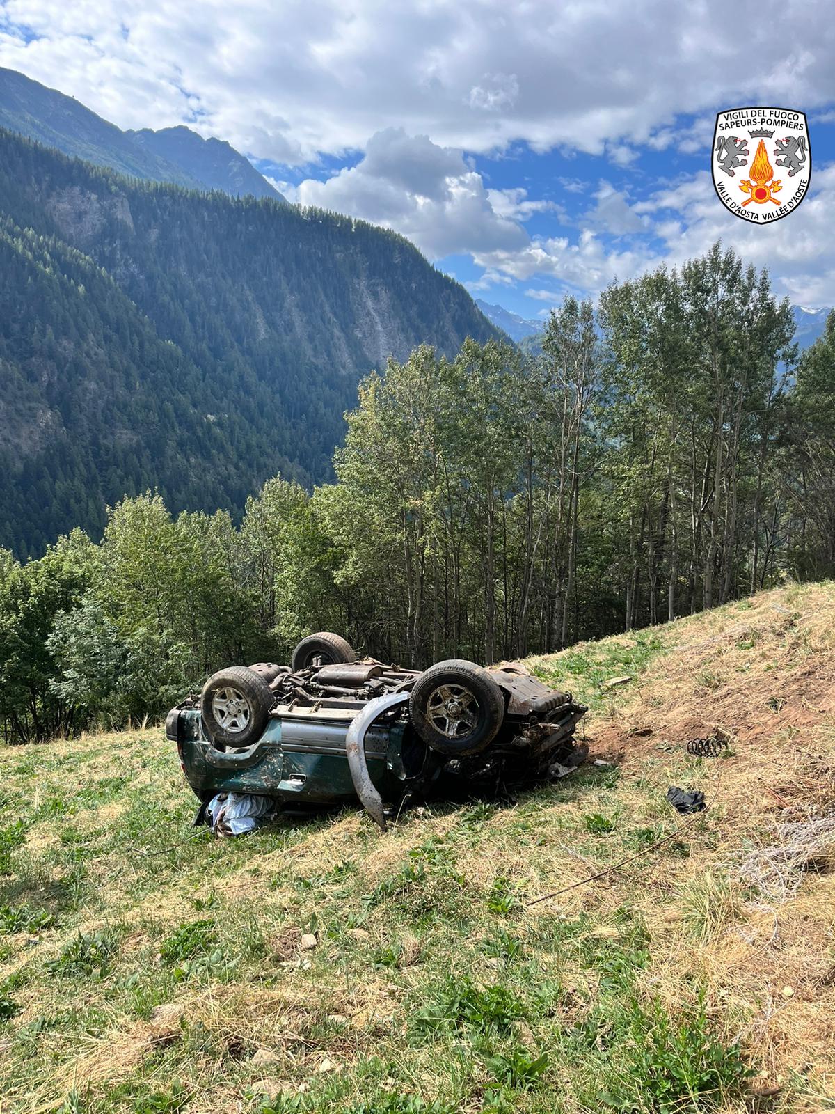 Pré-Saint-Didier: fuoristrada si ribalta in una scarpata