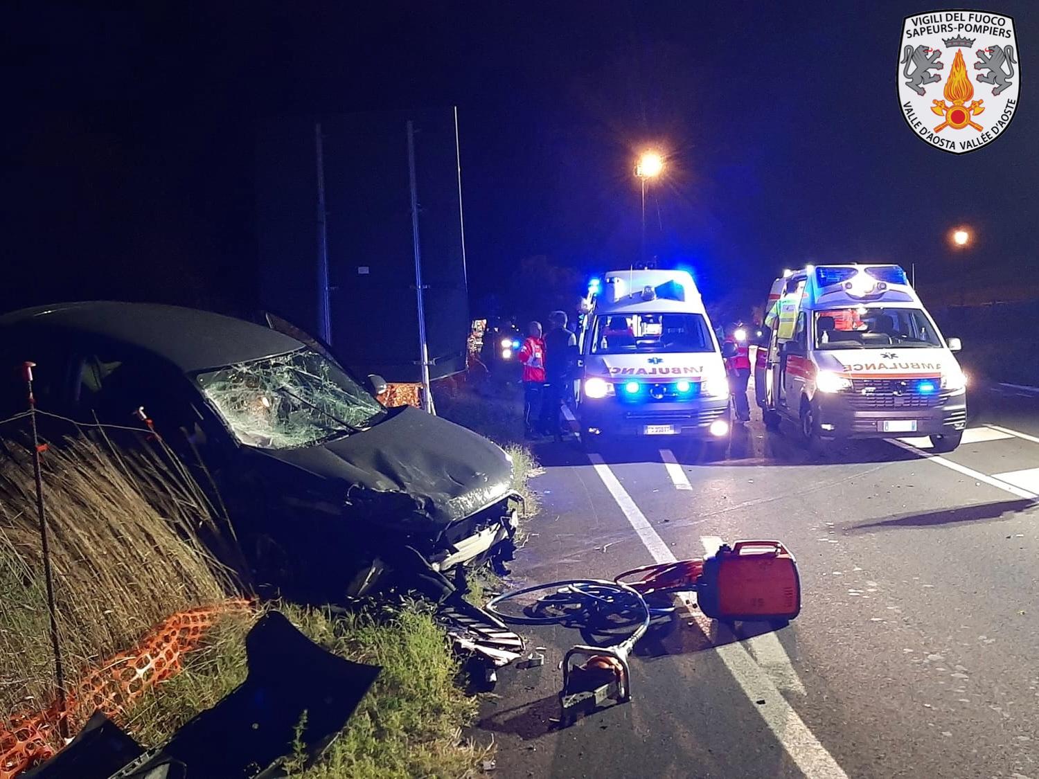 Due auto si scontrano a Nus