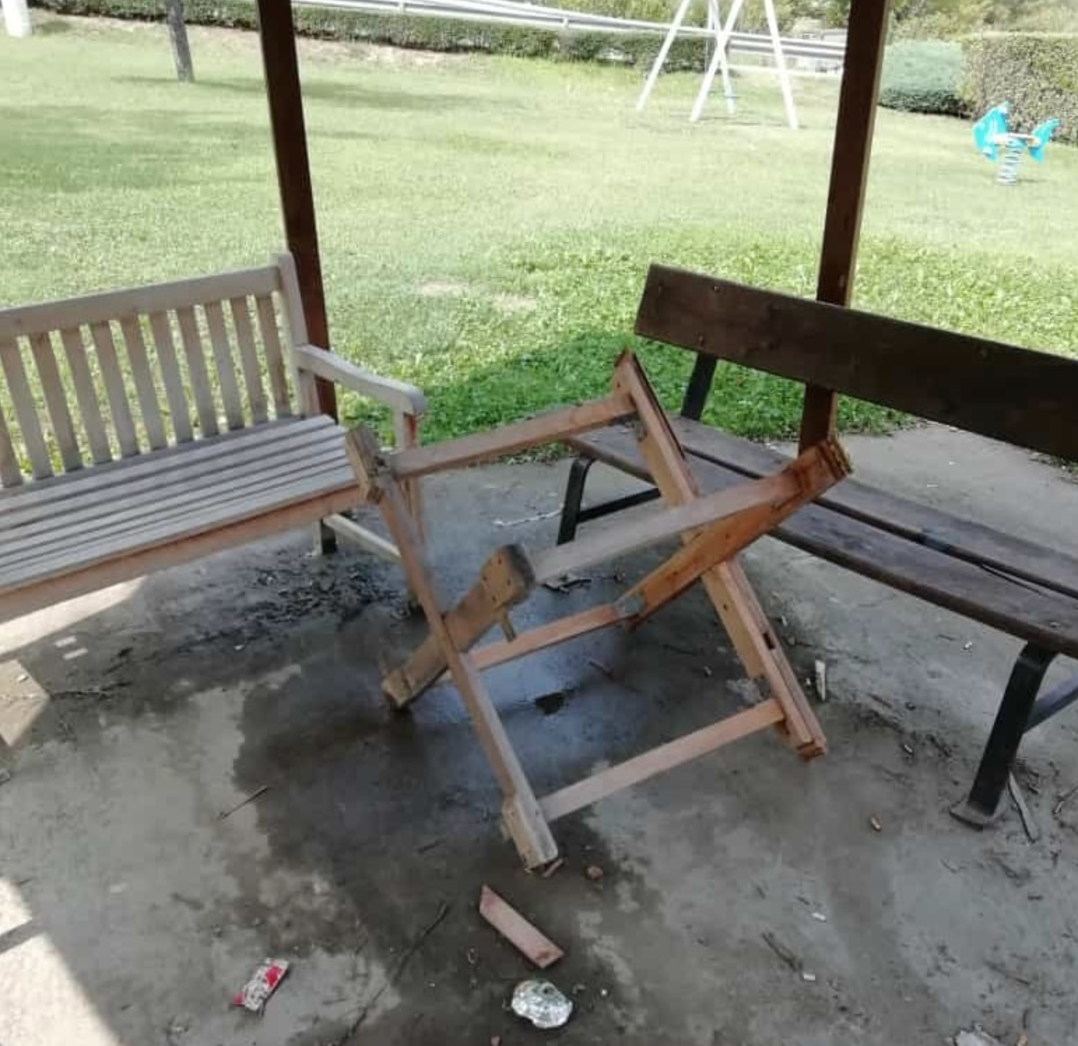 Issogne: vandalizzato il gazebo del parco giochi