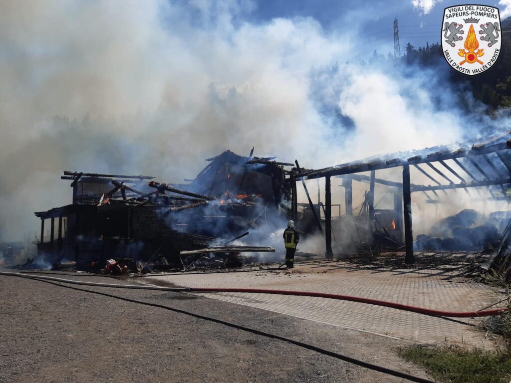 20230803-valle-daosta-morgex-incendio-azienda-agricola