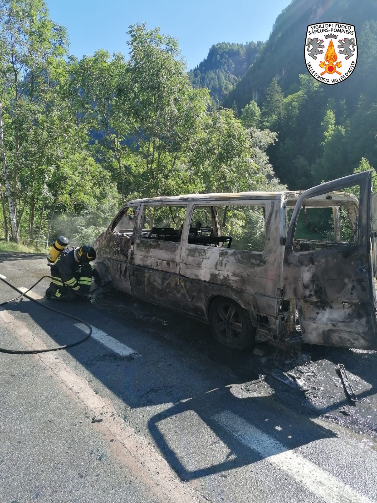 Antey-Saint-André: incendiato un furgone