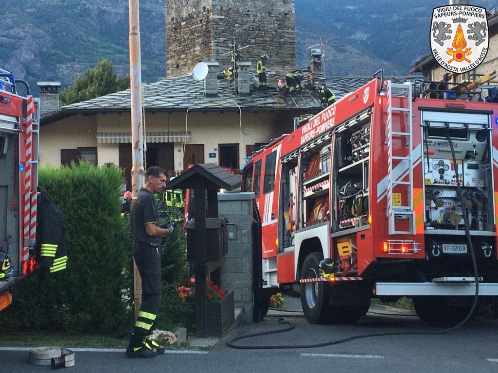 Gressan: in fiamme un tetto di un’abitazione