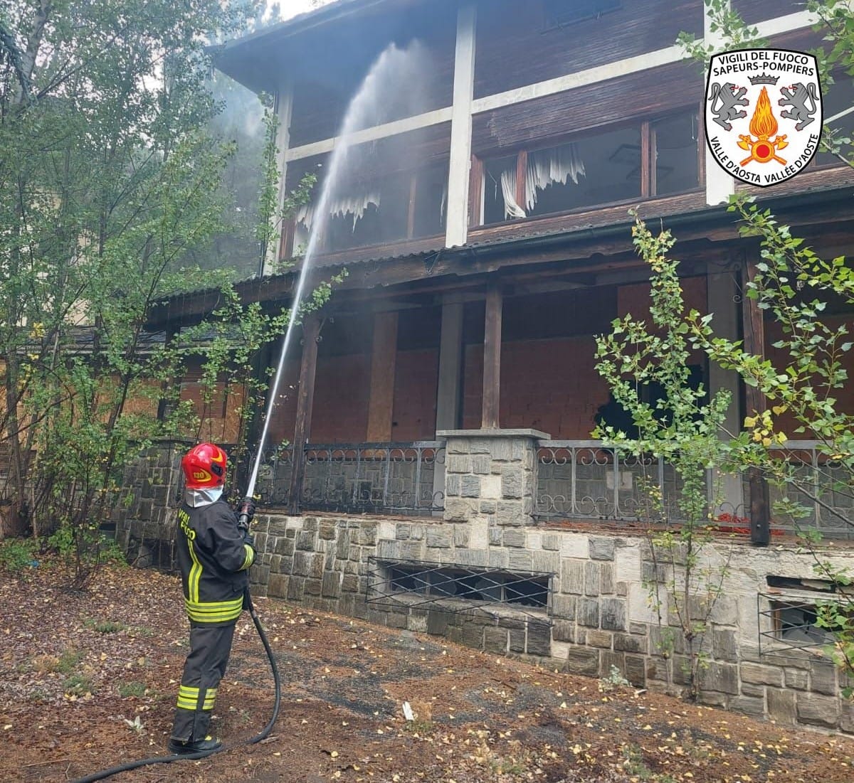 Saint-Pierre: in fiamme l’ex hotel Lanterna
