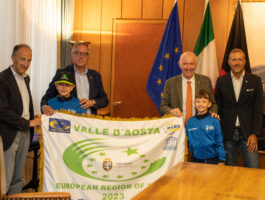 Consegnata la bandiera della Valle d’Aosta per la finale nazionale del Trofeo Coni