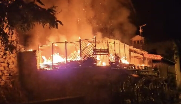 Roisan: un incendio distrugge due fabbricati