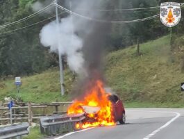 Gressoney-Saint-Jean: auto in fiamme