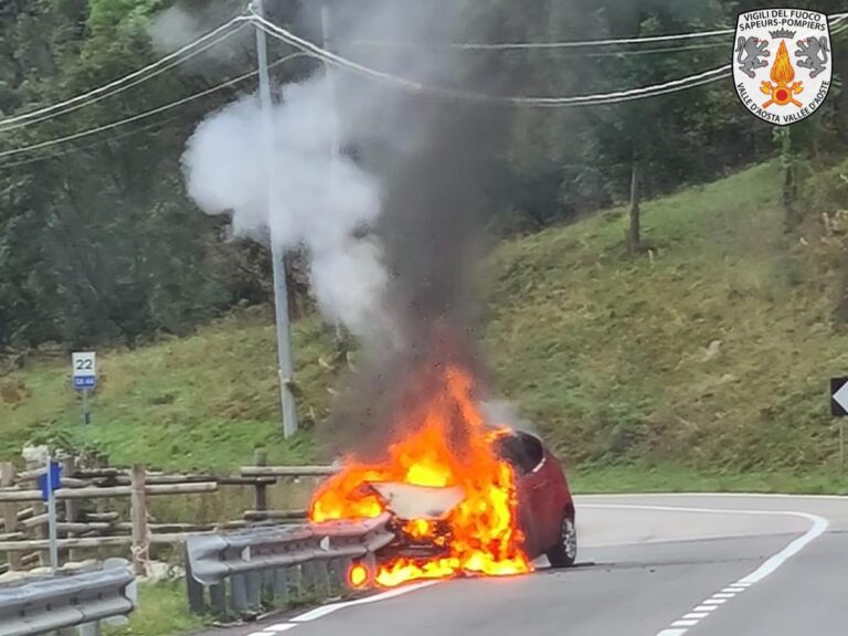Gressoney-Saint-Jean: auto in fiamme