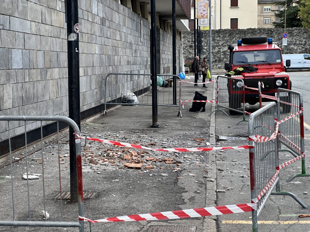 20231107 Sfondellamento Tetto Mercato Aosta3