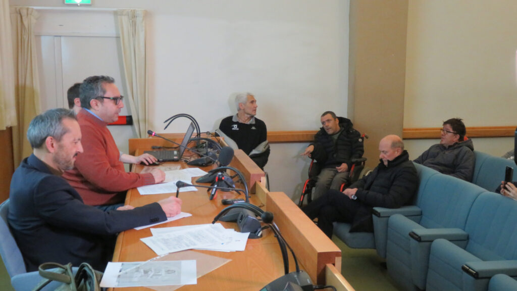conferenza stampa avp disval tavolo relatori con associati avp