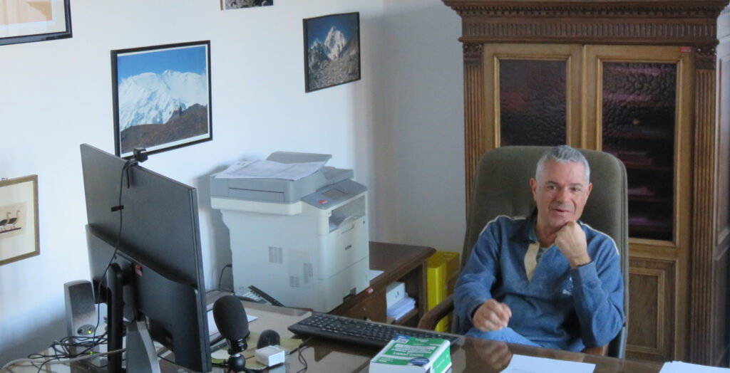 Eugenio Gramola, nel suo ufficio di presidente del Tribunale di Aosta