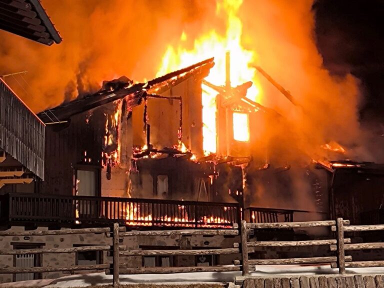 Incendio distrugge seconda casa ad Ayas