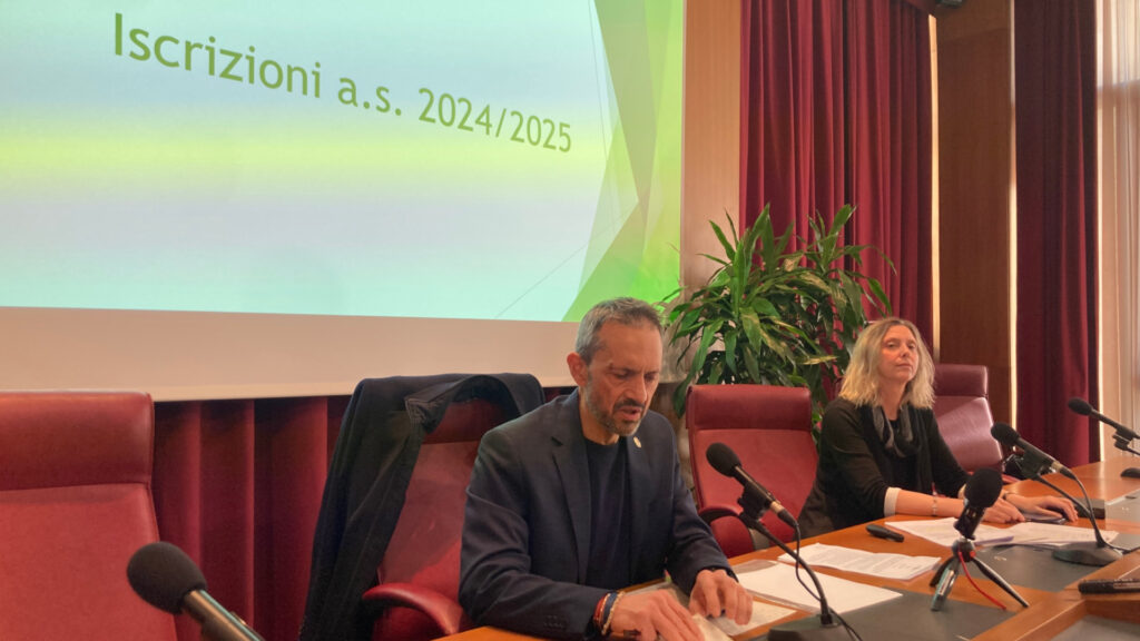 L'assessore regionale ai beni e alle attività culturali, sistema educativo e politiche per le relazioni intergenerazionali Jean-Pierre Guichardaz con la sovrintendente agli studi Marina Fey durante la presentazione dei dati delle iscrizioni per l'anno scolastico 2024-2025