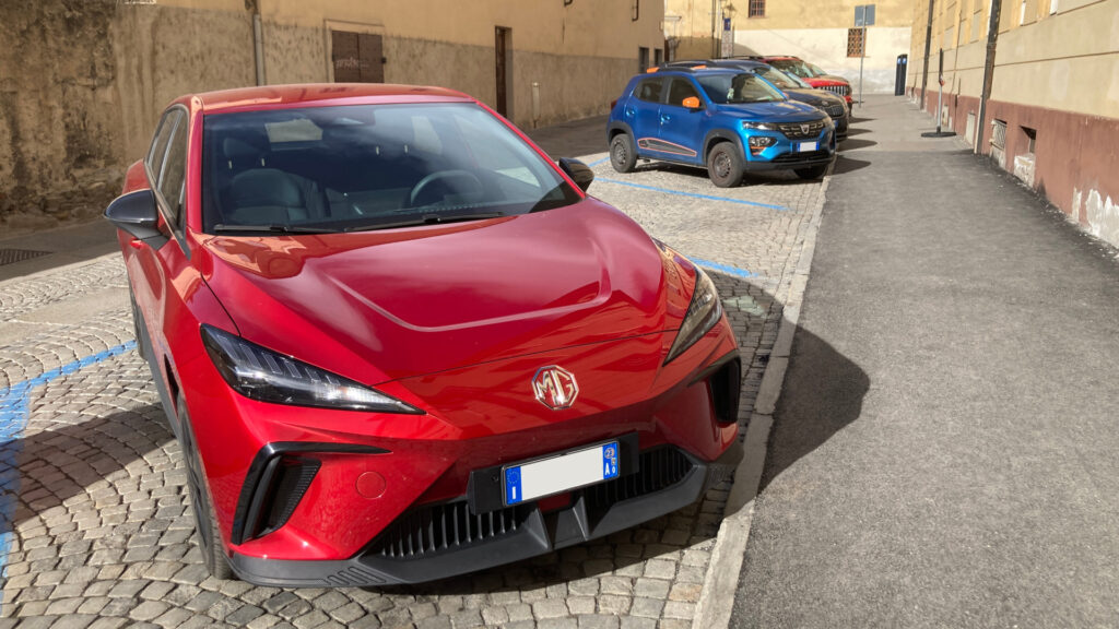 auto elettriche parcheggiate aosta