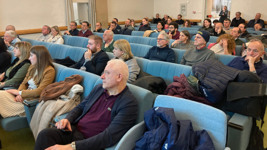 Il pubblico presente all'incontro sulla sicurezza in Europa alla biblioteca regionale