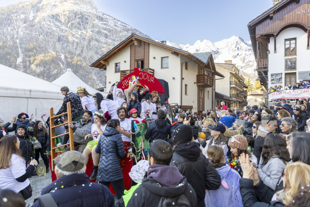 Carnevale Courmayeur sfilata 2024
