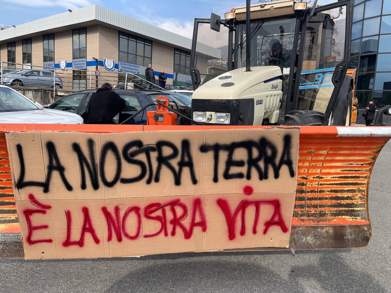 La protesta degli agricoltori fuori dall’Assessorato regionale