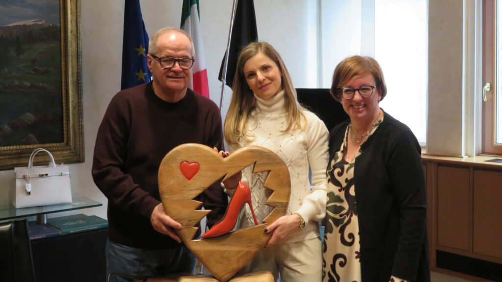 L'artigiano Ivo Chapel con la presidente della Consulta regionale per le pari opportunità, Maria Elena Udali e la vice, Raffaella Roveyaz