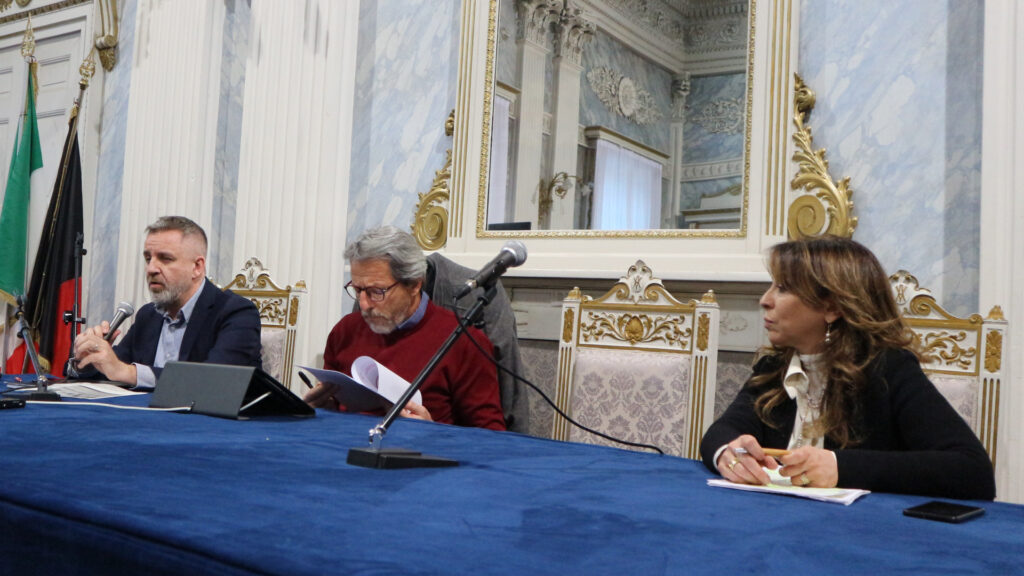 Il presidente del Consiglio comunale di Aosta Luca Tonino, il capo dell'Osservatorio economico e sociale della Regione autonoma Valle d'Aosta Dario Ceccarelli e la professoressa di sociologia dell'Università di Pollenzo Maria Grazia Onorati
