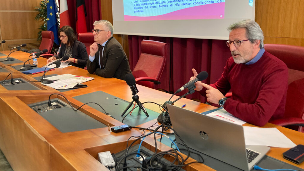 Dario Ceccarelli, capo dell'osservatorio economico e sociale della Regione, spiega i dati dello studio, con Katya Foletto e Luigi Bertschy